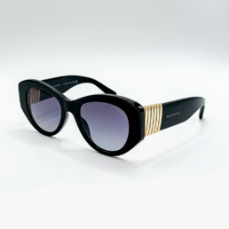 Lunettes de soleil Bulgari noires avec détails dorés sur les branches