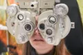 D&eacute;pistage de la vue au r&eacute;fracteur chez Churchill Optique &agrave; Uccle