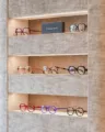 Vitrine de montures optiques color&eacute;es dans la boutique Churchill Optique &agrave; Uccle